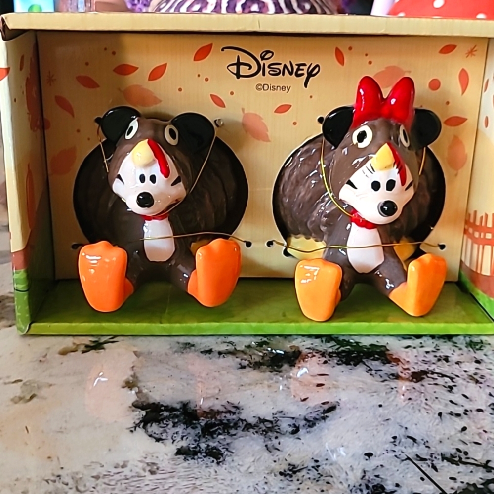 Disney mickey mouse and minnie mouse